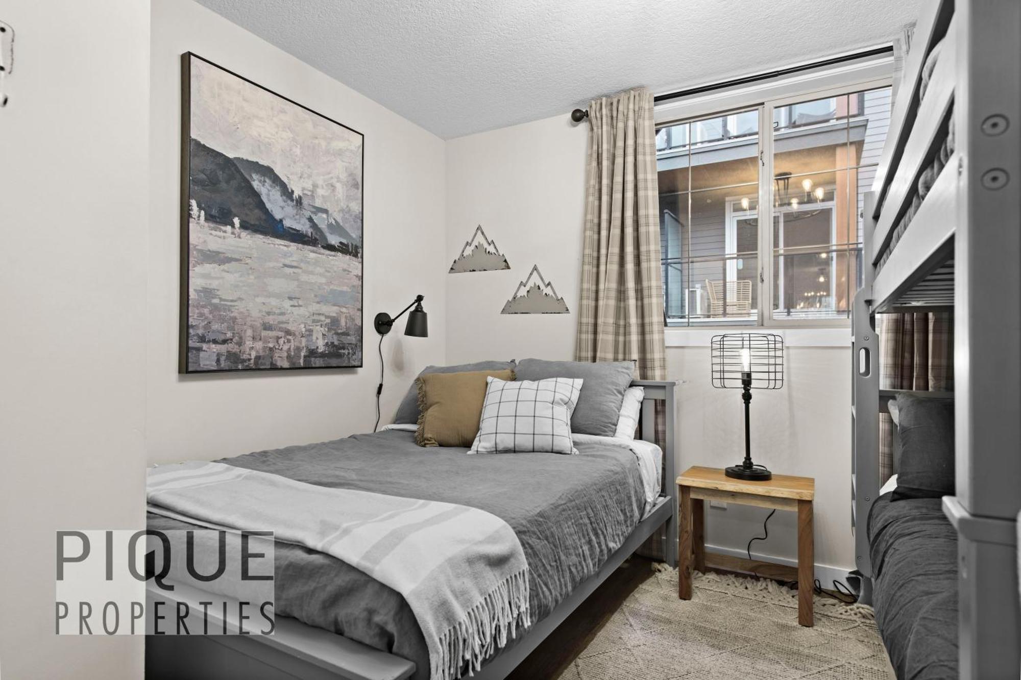 Mystic Mountain Chalet, Heated Outdoor Pool & Hot Tub, Free Parking, Fast Wifi! Canmore Zewnętrze zdjęcie