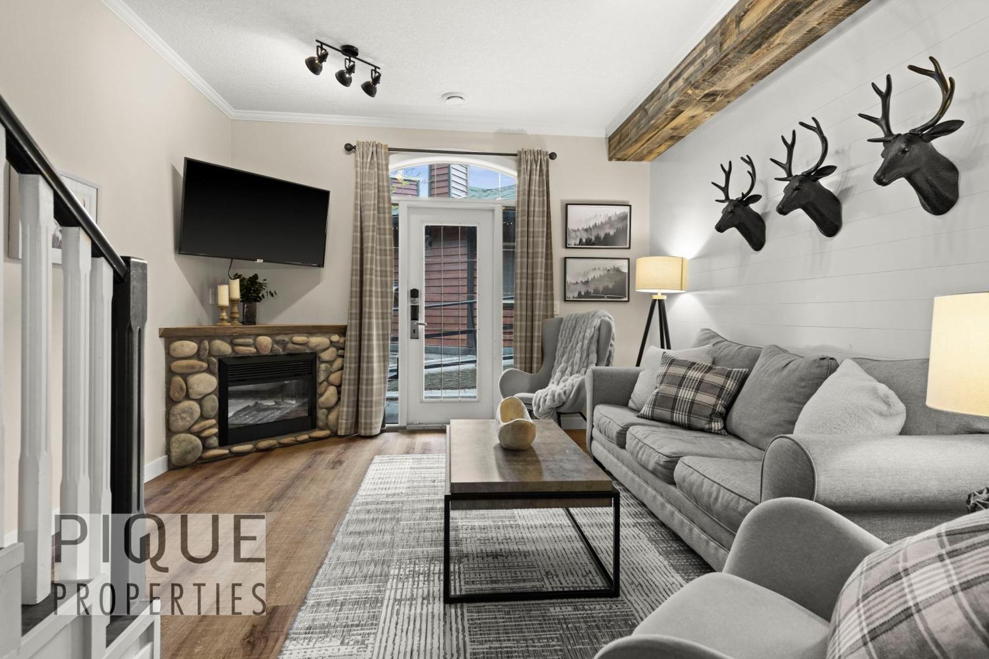 Mystic Mountain Chalet, Heated Outdoor Pool & Hot Tub, Free Parking, Fast Wifi! Canmore Zewnętrze zdjęcie