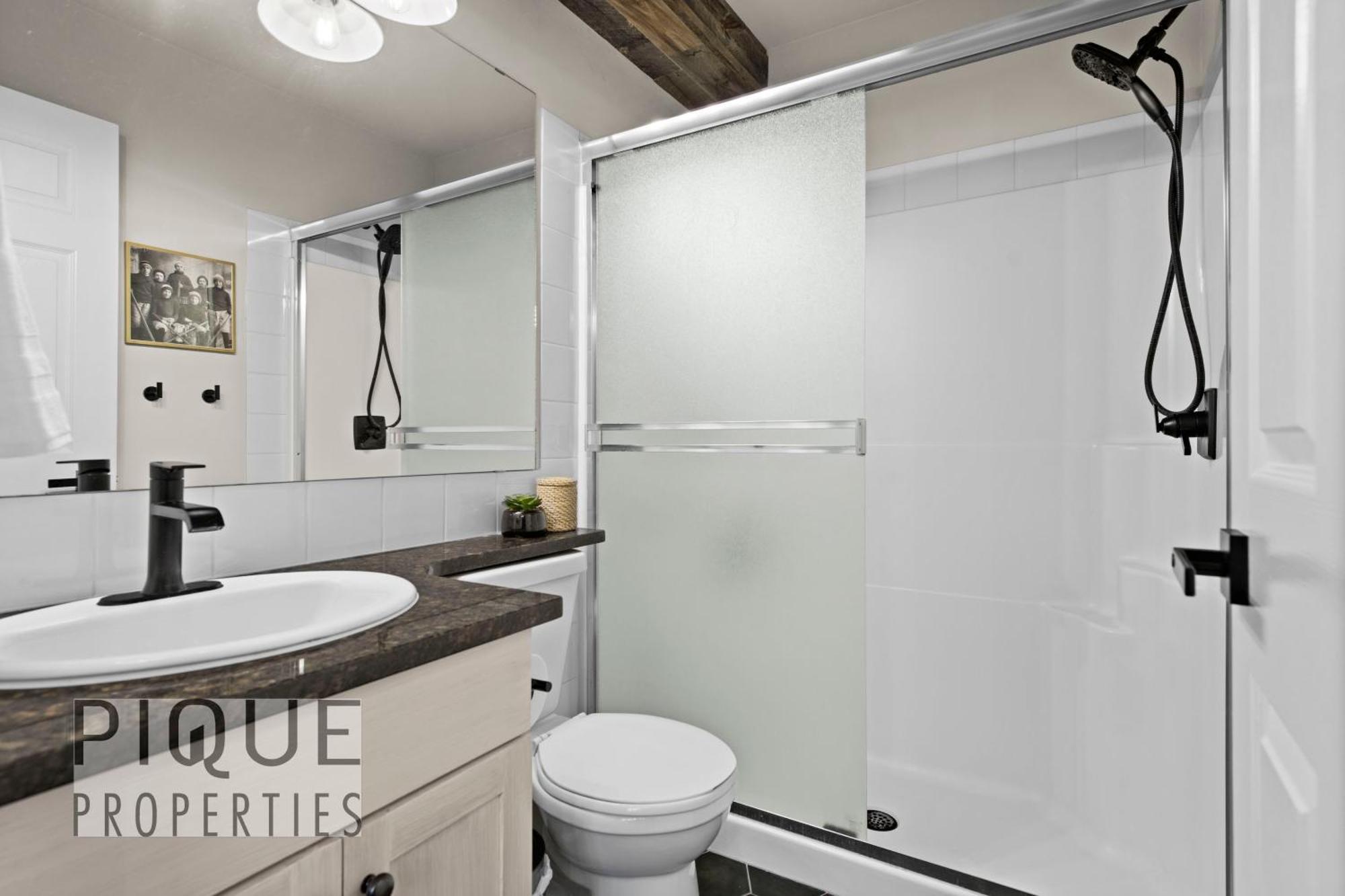 Mystic Mountain Chalet, Heated Outdoor Pool & Hot Tub, Free Parking, Fast Wifi! Canmore Zewnętrze zdjęcie