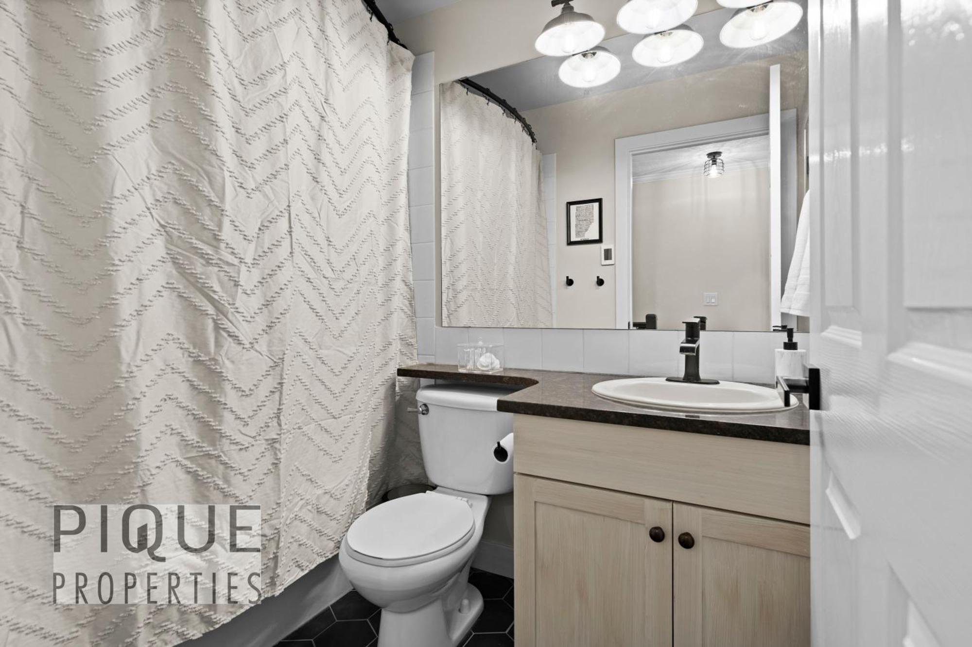 Mystic Mountain Chalet, Heated Outdoor Pool & Hot Tub, Free Parking, Fast Wifi! Canmore Zewnętrze zdjęcie