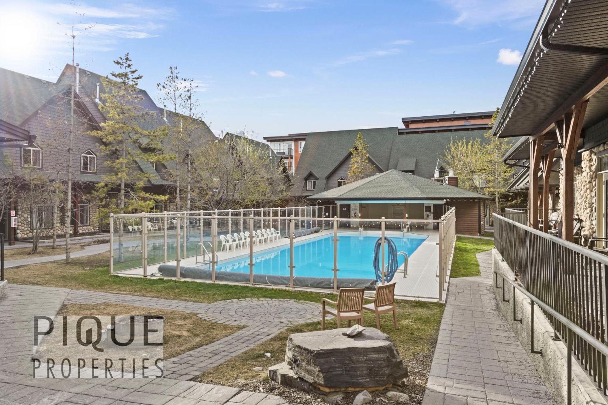 Mystic Mountain Chalet, Heated Outdoor Pool & Hot Tub, Free Parking, Fast Wifi! Canmore Zewnętrze zdjęcie