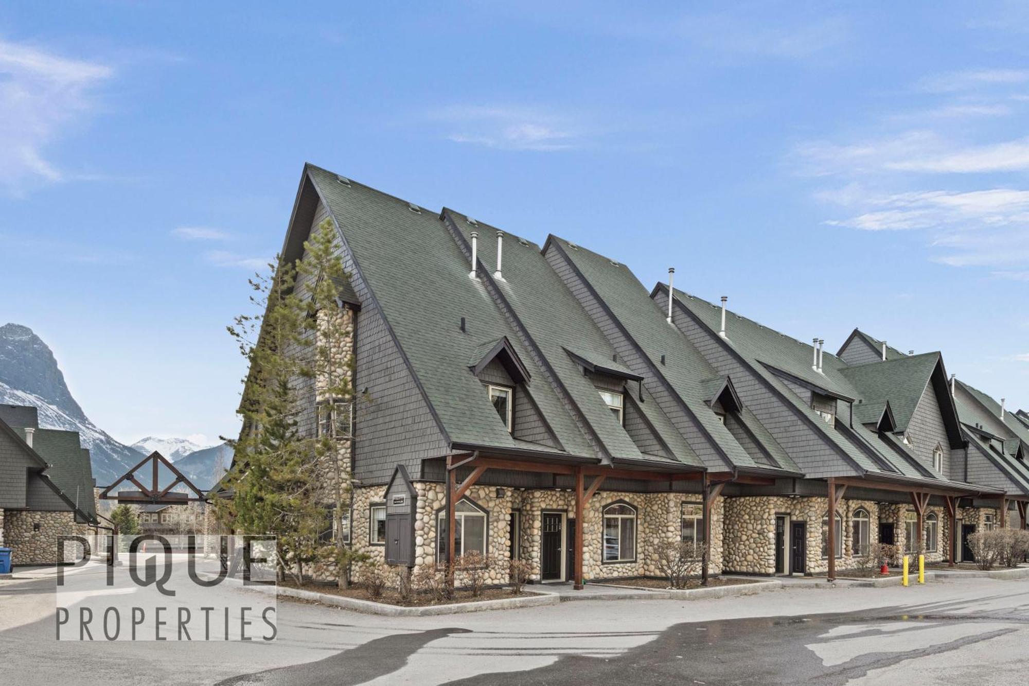 Mystic Mountain Chalet, Heated Outdoor Pool & Hot Tub, Free Parking, Fast Wifi! Canmore Zewnętrze zdjęcie