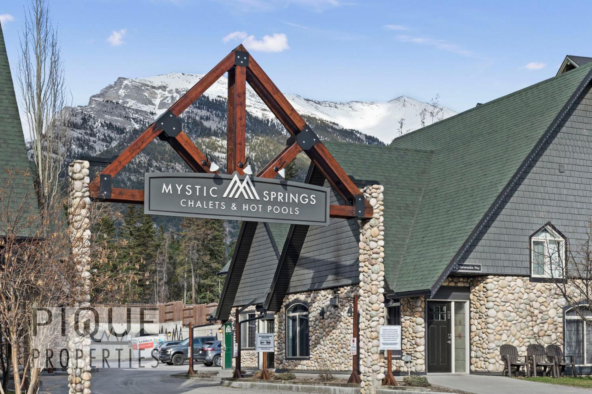 Mystic Mountain Chalet, Heated Outdoor Pool & Hot Tub, Free Parking, Fast Wifi! Canmore Zewnętrze zdjęcie
