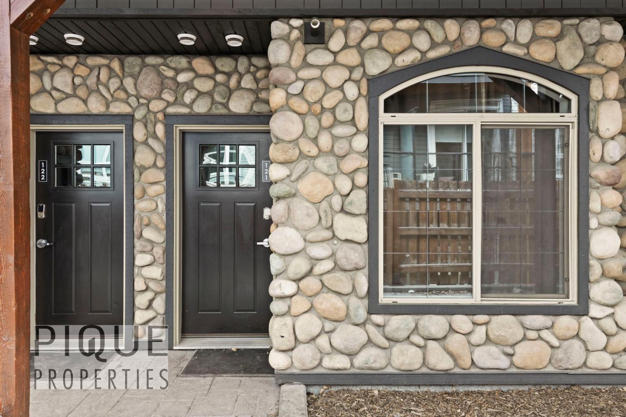 Mystic Mountain Chalet, Heated Outdoor Pool & Hot Tub, Free Parking, Fast Wifi! Canmore Zewnętrze zdjęcie